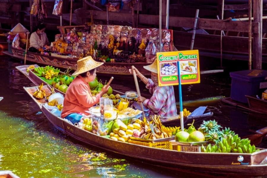 Vendors selling tropical fruits at Thailand floating market – Auasia Travel